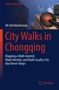 Buchtitel: "City Walks in Chongqing". Hintergrund: Blick in den Himmel zwischen Hochhäusern, Straßenlaterne sichtbar., Buch