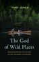 „Tony Jones: The God of Wild Places“ – Eine Person und Hund im Kanu vor dichtem Wald., Buch