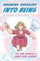 "Dreaming Ourselves Into Being: The Rhetoric of Trans Comics" steht über einer Person in einem rosa Kleid mit Papierblättern.