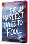 "Three scams. Two best friends. One murder." "THE HARDEST ONES TO FOOL" von Christina Li, vor Küste bei Nacht., Buch