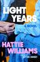 „LIGHT YEARS: A NOVEL“ steht groß in Weiß und Blau, darunter „HATTIE WILLIAMS” in Rosa. Zwei Menschen in farbiger Kleidung.