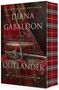 „#1 New York Times Bestseller, Diana Gabaldon, Outlander, The Deluxe Edition“. Ledertasche und Schwert vor Schottenmuster., Buch