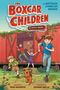 "The Boxcar Children. Vier Kinder und ein Hund laufen lachend aus einem roten Güterwagen. Illustration."