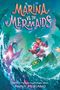 "MARINA VS. THE MERMAIDS" in bunten Buchstaben, Mädchen mit Netz und Meeresszene, dynamische Farben und Wellen.