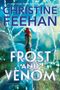 Titel: "Frost and Venom". Eine Frau mit roten Haaren steht vor einem See, umgeben von gefrorenen Mustern.