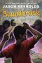 Text: "JASON REYNOLDS Soundtrack". Ein Junge mit Trommelstöcken in der Hand steht vor einer Gruppe, umgeben von Musiknoten., Buch
