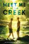 "MEET ME AT THE CREEK" in großen Buchstaben. Zwei Personen stehen an einem sonnigen Bach in einer grünen, malerischen Umgebung.