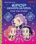 „K-POP DEMON HUNTERS FOR THE FANS! Netflix.” Drei fröhliche, animierte Mädchen in einem farbenfrohen, verspielten Stil., Buch
