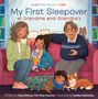 „My First Sleepover at Grandma and Grandpa’s“ in Blau und Rot. Illustration einer Familie auf einem Sofa mit Popcorn und Hund.