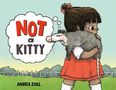 „NOT a KITTY“. Mädchen hält Opossum, denkt nach. Wiese, Zaun im Hintergrund. Autor: Andrea Zuill.