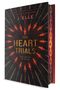 Schwarzer Hintergrund mit roten Pfeilspitzen. Titel: "The Heart Trials", Slogan: "Win Love or Die Trying".