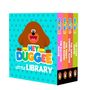 "Hey Duggee Little Library" auf blauem Hintergrund mit einem fröhlichen Hund im Comic-Stil, mehrere bunte Buchrücken.