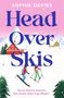 Text oben: "SOPHIE DAVIES".
Titel: "Head Over Skis".
Unten: "One ex. One hot instructor. One holiday about to go off-piste...".
Illustration: Paar beim Skifahren vor Berghütten.