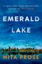 #1 New York Times Bestseller. Emerald Lake. A Novel. Nita Prose. Seeufer mit Bäumen vor blauem Himmel.