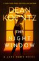 "Dean Koontz, The Night Window, A Jane Hawk Novel". Silhouette einer Frau vor einem großen, leuchtenden Fenster.