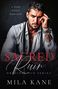 A DARK MAFIA ROMANCE. SACRED Ruin. ORIGINAL SIN SERIES. Mila Kane. Ein tätowierter Mann in Hemd und Weste, nachdenklich., Buch