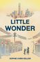 "Little Wonder" und "Sophie Chen Keller" auf hellem Hintergrund, Stadt- und Dorfsilhouetten mit zwei spielenden Kindern.