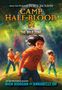 Oben steht: "Camp Half-Blood". Darunter "Book 1: The Wild Zone". Jugendliche in orangefarbenen T-Shirts im Wald, bewaffnet., Buch