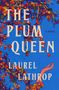 „THE PLUM QUEEN, A NOVEL, LAUREL LATHROP“. Illustration: Arm, Baumzweige mit roten und orangefarbenen Früchten auf blauem Hintergrund.