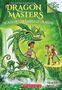 Text: "DRAGON MASTERS, SCALE OF THE EMERALD DRAGON, TRACEY WEST." Illustration eines Jungen auf einem grünen Drachen, zwei Kinder blicken zu.