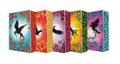 "The Deluxe Hunger Games Five Book Collection" auf pinkem Hintergrund mit bunten Blattranken und fünf verschieden farbigen Büchern.