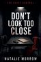 Text: "DON'T LOOK TOO CLOSE" und "NATALIE MORROW".  
Ein düsterer Raum mit Tisch, zwei Stühlen, einer Akte und einem roten Tuch., Buch