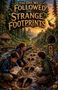 "The Day We Followed the Strange Footprints" oben in großer Schrift. Kinder folgen großen Fußspuren im Wald, Reh im Hintergrund., Buch