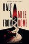 "HALF A MILE FROM HOME" und "INSPIRED BY REAL EVENTS" über einem Auto auf einem Weg mit Fußspuren zu einem Haus., Buch