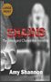 "CHAINS. The Strongest Chains Are Invisible. Amy Shannon. LARGE PRINT" in einem verschwommenen Hintergrund mit Faust.