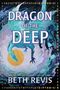 „DRAGON OF THE DEEP“ von Beth Revis. Illustration eines blauen Drachens, der um eine goldene Sonne kreist.