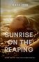 Titel: SUNRISE ON THE REAPING. Oben steht PEACE JOHN. Untertitel: Buch eins der gefeierten Serie. Frau im Wasser., Buch