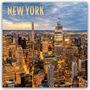 Text: „NEW YORK CITY 2024 12 MONTH CALENDAR“. Skyline mit hohen, beleuchteten Gebäuden bei Dämmerung., Kalender
