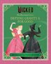"WICKED" oben, "DEFYING GRAVITY & FOR GOOD" in der Mitte. Zwei Frauen: Eine in Rosa mit Blumen, eine in Schwarz mit Hut., Buch