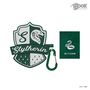 "Slytherin" auf einem grünen Wappen mit Schlange und Buchstaben "S", daneben ein grüner Karabiner und Notizbuch., Buch