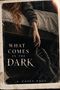 Text: "WHAT COMES IN THE DARK - A. CASEY PAGE". Eine menschliche Hand reicht einer schwarzen, klauenartigen entgegen.