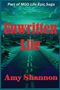 „Part of MOD Life Epic Saga“, „Unwritten Life“, „Amy Shannon“. Eine Straße führt durch eine Wüste mit Kakteen unter einem grünen Himmel., Buch