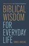 "BIBLICAL WISDOM FOR EVERYDAY LIFE" steht in großen Buchstaben auf dunklem Hintergrund. Autor: Daniel Darling., Buch
