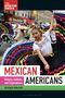 "MEXICAN AMERICANS" von Roger Bruns. Tänzer in bunten Trachten in einer belebten Straße., Buch