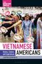 "THE AMERICAN MOSAIC: VIETNAMESE AMERICANS" Menschen in traditionellen Kleidern tanzen mit Fächern., Buch