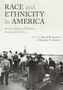 „RACE and ETHNICITY in AMERICA“ steht oben, gefolgt von „An Encyclopedia of Culture, Society, and Politics“. Szene zeigt Menschen mit Blick auf die Freiheitsstatue., Buch