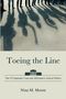 "Toeing the Line" von Nina M. Moore. Silhouetten von Menschen werfen Schatten auf die Straße., Buch