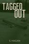"TAGGED OUT" oben, "S. HAGAN" unten. Im Hintergrund ein Baseballschläger und ein Handschuh auf einem Spielfeld., Buch