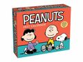 „PEANUTS 2027 CALENDAR“. Charlie Brown, Lucy und Snoopy sitzen fröhlich auf einem türkisfarbenen Boden., Buch