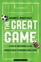 Text: "ANDRÉS MARTINEZ, THE GREAT GAME, A TALE OF TWO FOOTBALLS AND AMERICA'S QUEST TO CONQUER GLOBAL SPORT."  
Ein Fußballfeld mit Fußball und Football., Buch