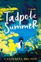 "Tadpole Summer" und "Catherine Bruton". Illustration: Ein Mädchen sitzt am Teich mit Seerosen und Farnen., Buch