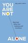 "YOU ARE NOT ALONE" von William P. Smith. Untertitel: "How God Solves Our Isolation and Loneliness". Blaues Cover.