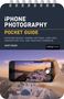 "iPhone Photography Pocket Guide" von Scott Kelby. Handybild zeigt blaue Dächer in einer griechischen Landschaft., Buch