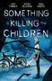 Texte: Something is Killing the Children, James Tynion IV, Werther Dell’Edera, Miquel Muerto, Omnibus One. Illustration: Person mit Messer, Fahrrad im Wald., Buch