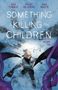 Texte: "SOMETHING IS KILLING THE CHILDREN", "JAMES TYNION IV", "WERTHER DELL'EDERA", "MIQUEL MUERTO", "VOLUME TEN". Illustration: Person mit Maske, Kettensäge und tentakelartigen Formen.