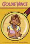 "Goldie Vance". Illustration mit einem Mädchen, Notizblock in der Hand, nachdenklicher Ausdruck, vergrößert durch eine Lupe.